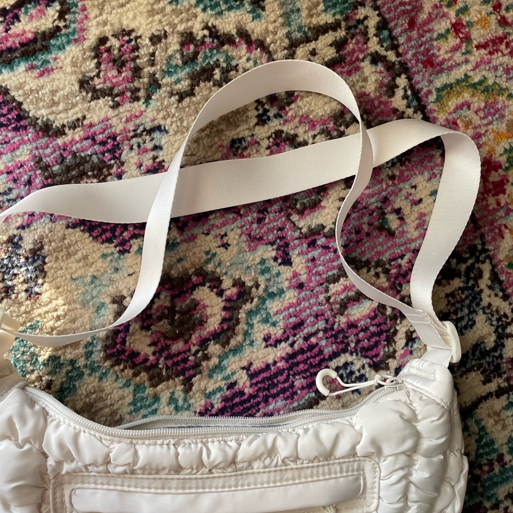 Crescent shape handbag - Picture 4 of 4